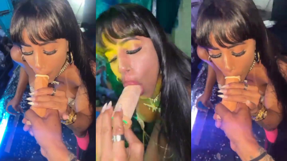 Funkeira safadinha colocando camisinha com a boca no palco do baile