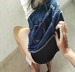 Fui a visitar a mi hermana colegiala estaba sola y terminamos cogiendo a ella le gusta en cuatro